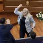 Kosovo : une députée de l’opposition lance des œufs en direction du premier ministre Albin Kurti au Parlement