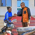 Burkina Faso : une étudiante vendeuse de maïs grillé encouragée par le Premier ministre